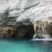 Il costone roccioso nasconde e custodisce per anche numerose grotte visitabili solo via mare: scrigni della natura ricchi di storie e aneddoti